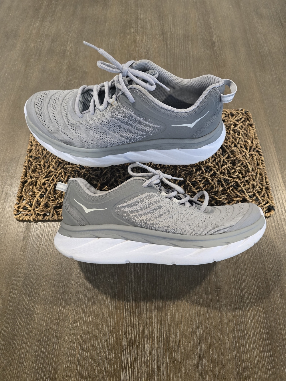 HOKA-ONE ONE AKASA WOMANS SIZE 9.